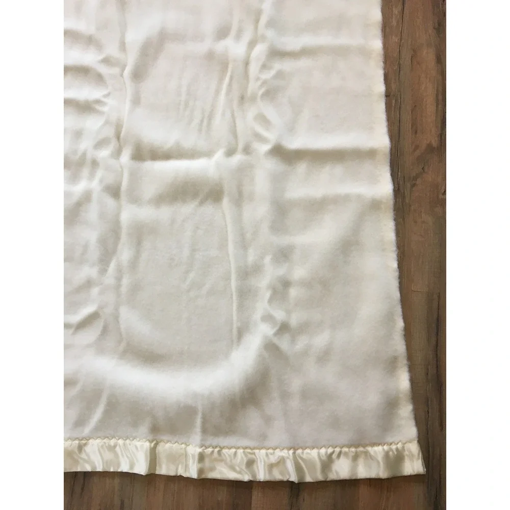 Vintage USA Made Ivory Blanket with Nylon Satin Trim 68
